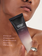 HARUHARU WONDER Black Rice Moisture 5.5 Soft Cleansing Gel 100ml in a model's hand, showcasing its pH balancing and moisturizing properties.