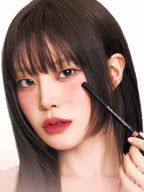 Model showcasing LILYBYRED Starry Eyes Am9 To Pm9 Slim Gel Eyeliner 0.14g with sleek precision eyeliner application.