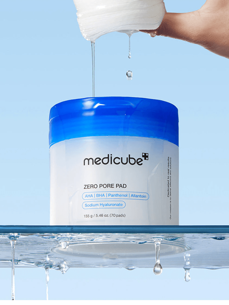 MEDICUBE Zero Pore Pad 2.0 155g on display with a hand holding a pad, showcasing skincare benefits.