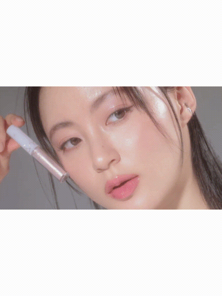 Model applying rom&nd Universe Liquid Glitter 2g for an iridescent, glowing aegyosal look.