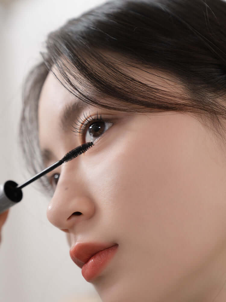 Model applying rom&nd Han All Fix Mascara highlighting the allure of korean beauty products online nz.