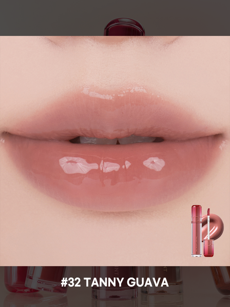 romnd The Juicy Lasting Tint NEW WARM swatch on lips in shade #32 Tanny Guava, showcasing glossy finish and vibrant color.